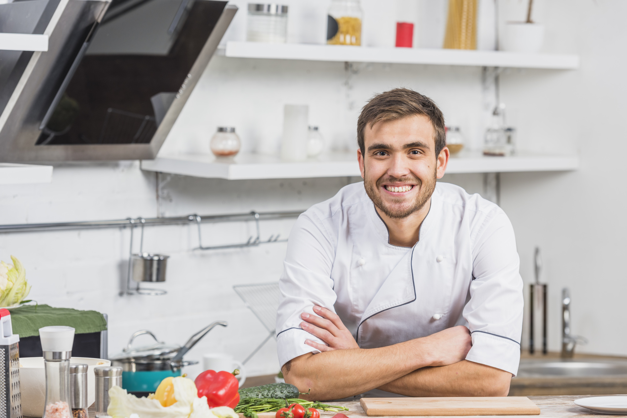 Chef che sorride davanti alla telecamera